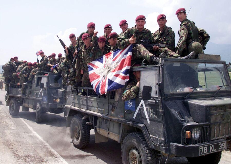 Британские солдаты по дороге к аэропорту Слатина. 12 июня 1999