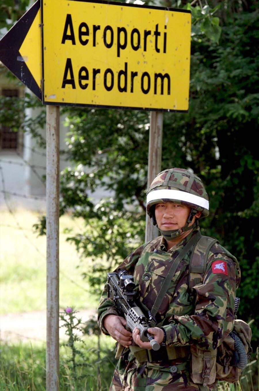 Британский солдат-гуркх на КПП НАТО в Приштине