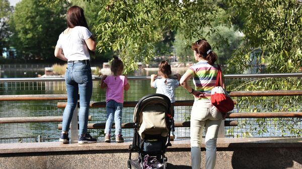 Женщины с детьми в Московском зоопарке