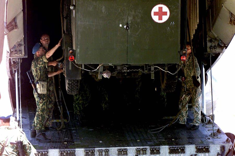 Российские солдаты выгружают транспортное средство из грузового самолета на территории удерживаемого аэропорта Слатина в Приштине 