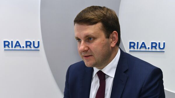 Министр экономического развития РФ Максим Орешкин на стенде МИА Россия сегодня в первый день ПМЭФ