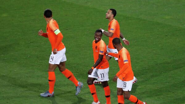 Футболисты сборной Нидерландов радуются голу в ворота сборной Англии