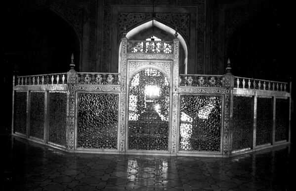 Гробница Мумтаз Махал, жены императора Великих моголов ШахДжахана, в Мавзолее Тадж-Махала. Агра.