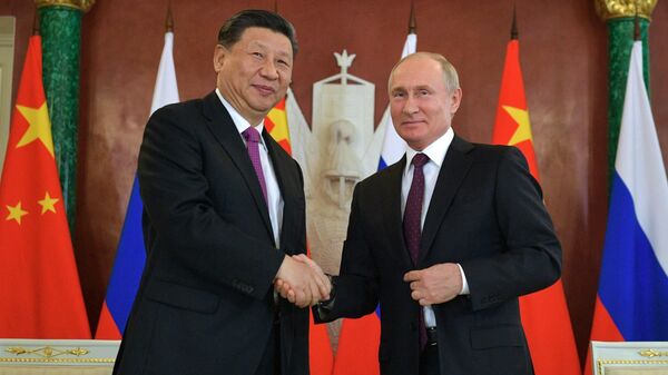 Президент РФ Владимир Путин и председатель Китайской Народной Республики Си Цзиньпин во время встречи