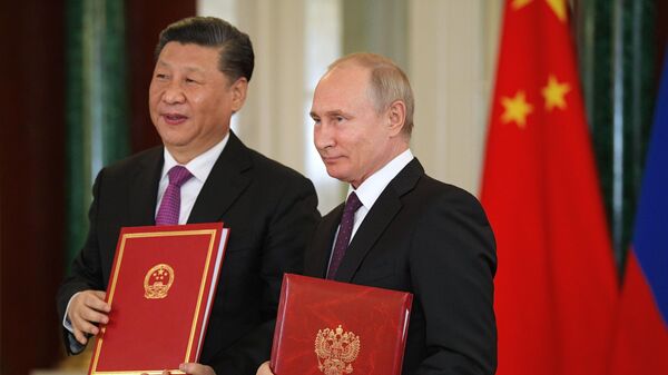 Президент РФ Владимир Путин и председатель Китайской Народной Республики Си Цзиньпин на церемонии подписания совместных документов по итогам российско-китайских переговоров в Кремле
