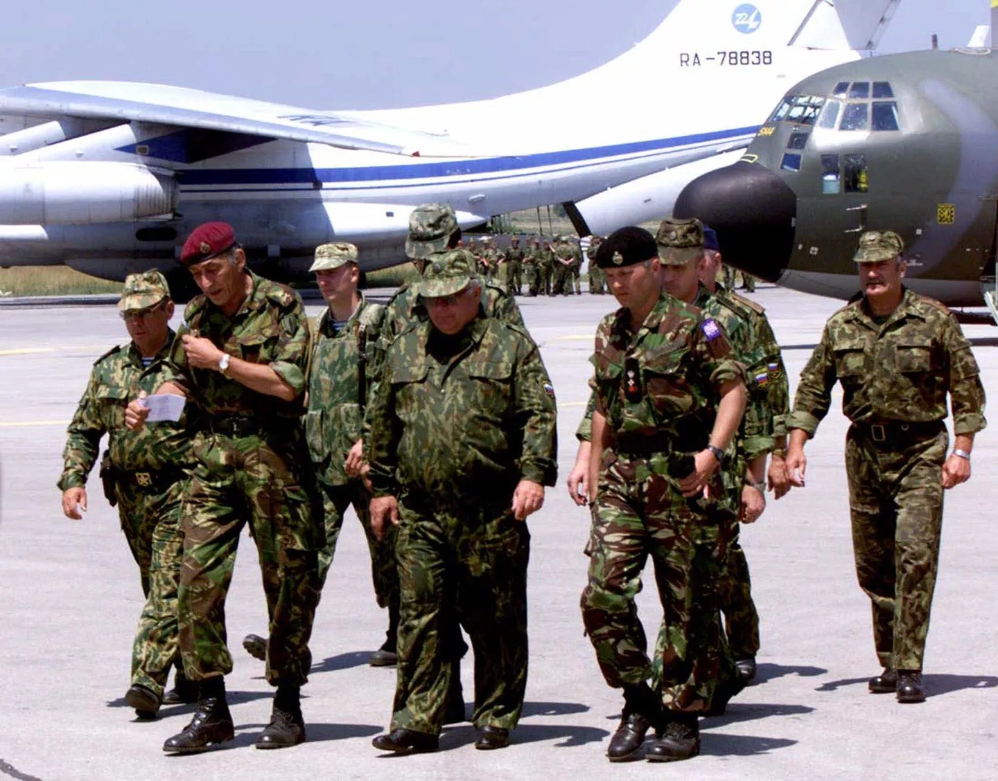 Командующий группировкой сил НАТО на Балканах генерал Майкл Джексон и российский генерал Виктор Заварзин в аэропорту Приштины 
