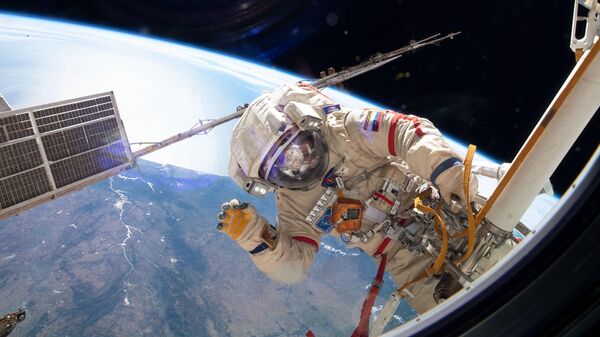 Космонавт Роскосмоса Олег Кононенко во время выхода в открытый космос 