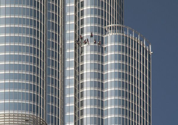 Мытье окон башни Бурдж-Халифа в Дубае