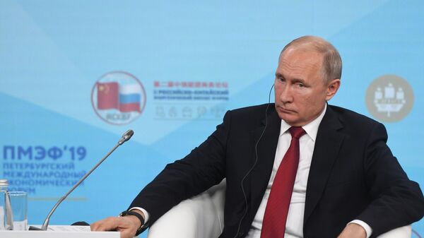 Президент РФ Владимир Путин во время встречи с участниками Российско-китайского энергетического форума на полях Петербургского международного экономического форума 2019 . 7 июня 2019