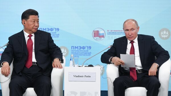 Президент РФ Владимир Путин и председатель КНР Си Цзиньпин во время встречи с участниками Российско-китайского энергетического форума на полях ПМЭФ-2019