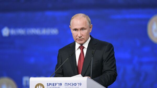 Президент РФ Владимир Путин выступает на пленарном заседании Петербургского международного экономического форума 2019