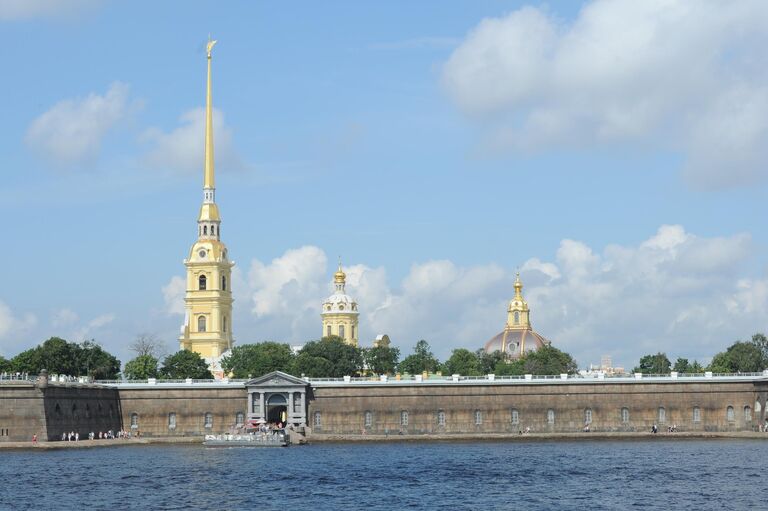 Петропавловская крепость на Неве в Санкт-Петербурге