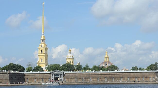 Петропавловская крепость на Неве в Санкт-Петербурге