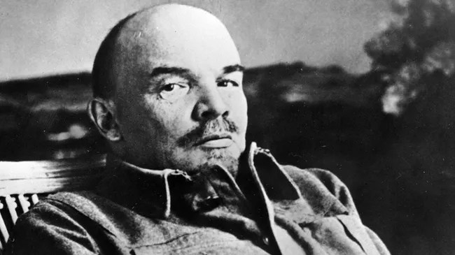 Владимир Ильич Ленин в своем кабинете в Горках. Фрагмент фотографии, сделанной в начале августа 1922 года 