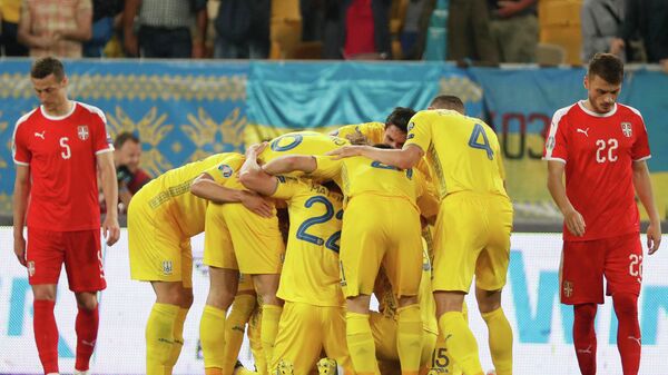 Футболисты сборной Украины радуются забитому мячу