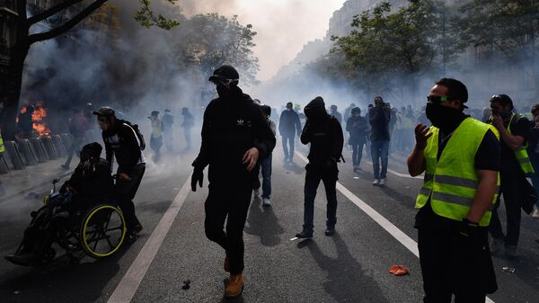Демонстранты во время уличных беспорядков в Париже