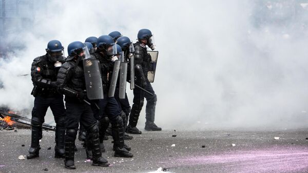 Полицейские во время акции протеста во Франции