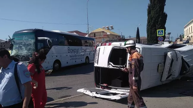 Последствия ДТП с участием  экскурсионного автобуса и микроавтобуса в Адлерском районе Сочи. 9 июня 2019