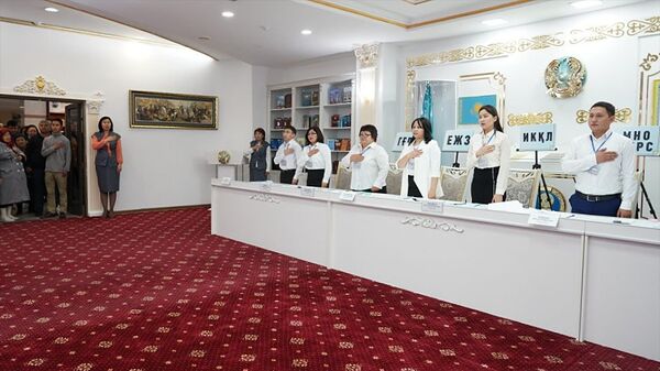 Члены избирательной комиссии на внеочередных выборах президента Казахстана в здании Национальной академической библиотеки в Нур-Султане. 9 июня 2019