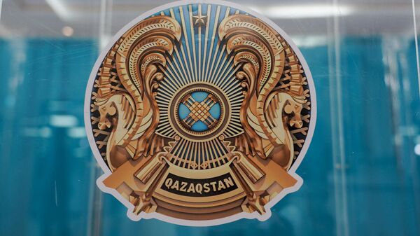 Герб на урне для бюллетеней на внеочередных выборах президента Казахстана в здании Национальной академической библиотеки в Нур-Султане. 9 июня 2019