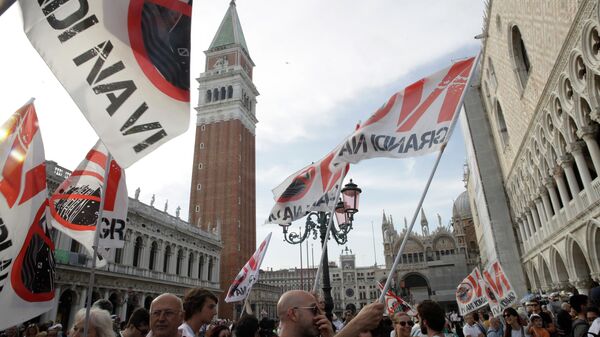 Демонстрация против захода крупных круизных лайнеров в Венецианскую лагуну. 8 июня 2019
