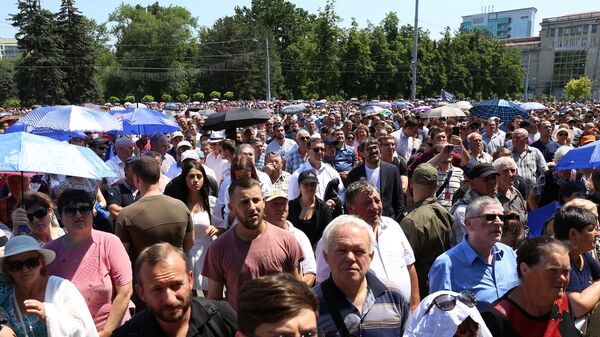 Участники акции протеста против решения Конституционного суда Молдавии назначить исполняющим обязанности главы государства Павла Филипа, у здания правительства Молдавии в Кишиневе. 9 июня 2019