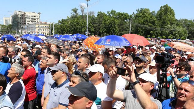 Участники акции протеста против решения Конституционного суда Молдавии назначить исполняющим обязанности главы государства Павла Филипа, у здания правительства Молдавии в Кишиневе. 9 июня 2019