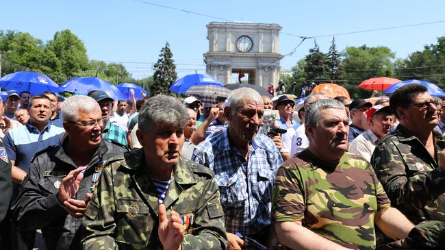 Участники акции протеста против решения Конституционного суда Молдавии назначить исполняющим обязанности главы государства Павла Филипа, у здания правительства Молдавии в Кишиневе. 9 июня 2019