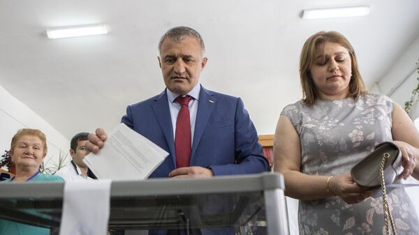 Президент Южной Осетии Анатолий Бибилов с супругой Линдой Кумаритовой голосуют на парламентских выборах в Южной Осетии. 9 июня 2019