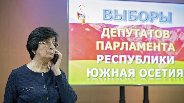 Женщина на избирательном участке во время парламентских выборов в Южной Осетии