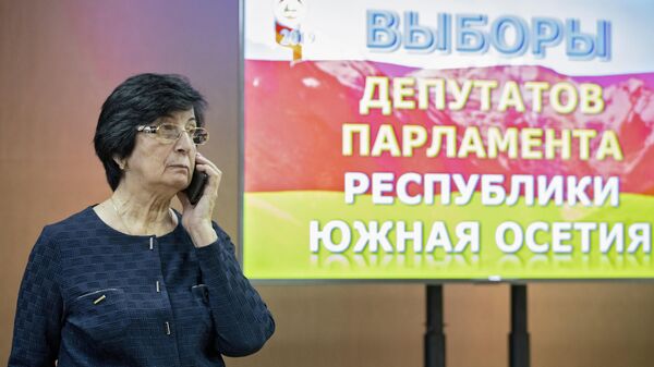 Женщина на избирательном участке во время парламентских выборов в Южной Осетии. 9 июня 2019