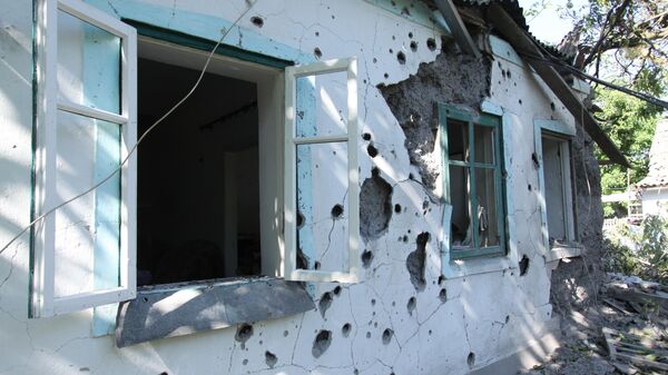 Жилой дом в Донецкой области, пострадавший в результате обстрела