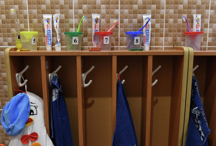 Свою зубную щетку и полотенце незрячие воспитанники находят по барельефам на шкафчиках