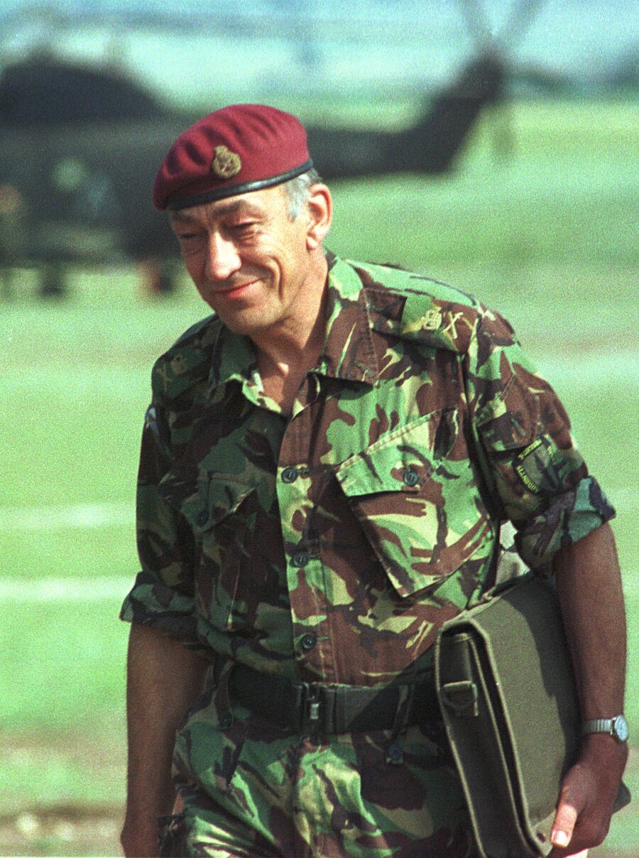  Командующий группировкой сил НАТО на Балканах генерал Майкл Джексон в Скопье 