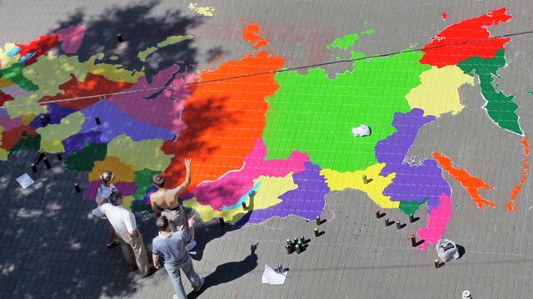 Художники граффити рисуют карту Российской Федерации