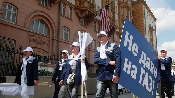 Рабочие Горьковского автомобильного завода на митинге перед посольством США в Москве. 10 июня 2019