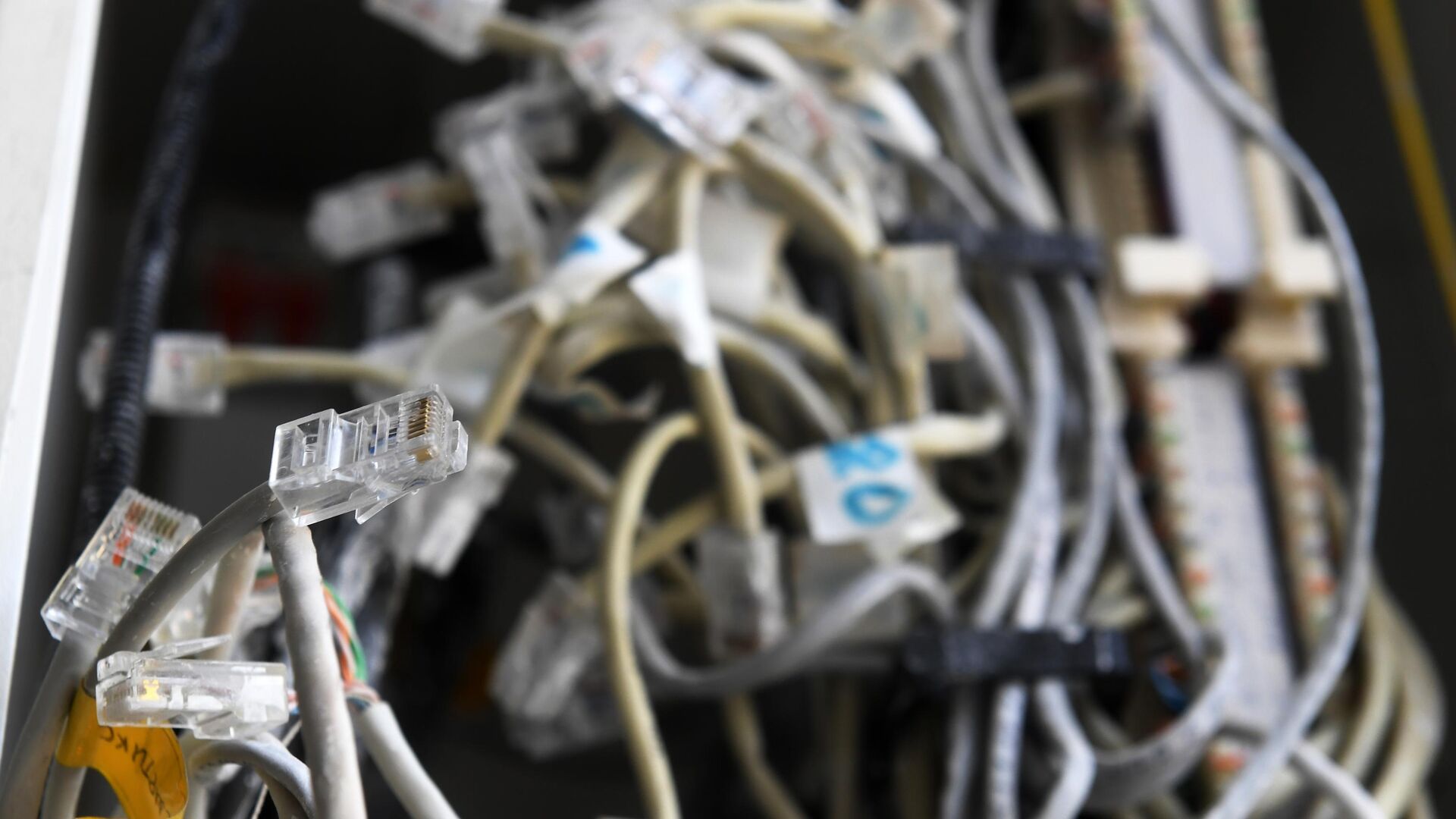 Риа интернет. Изоляция интернета. Провода сети провайдеры интернет. Оборудование провайдеров в МКД. Интернет кабели России.