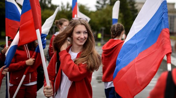Участники праздничного шествия, посвященного Дню российского флага