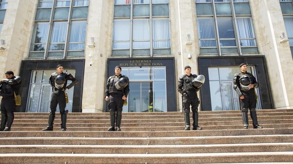 Сотрудники правоохранительных органов у здания Парламента Молдавии в Кишиневе. Архивное фото