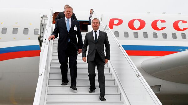 Председатель правительства РФ Дмитрий Медведев спускается по трапу самолета во время встречи в международном аэропорту Женевы. 10 июня 2019
