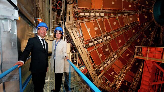 Председатель правительства РФ Дмитрий Медведев во время посещения Европейского центра ядерных исследований (ЦЕРН) в Женеве