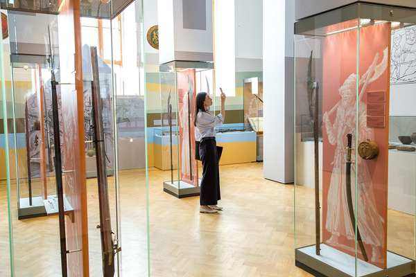 Посетительница выставки 500 лет Тульскому кремлю в Государственном историческом музее