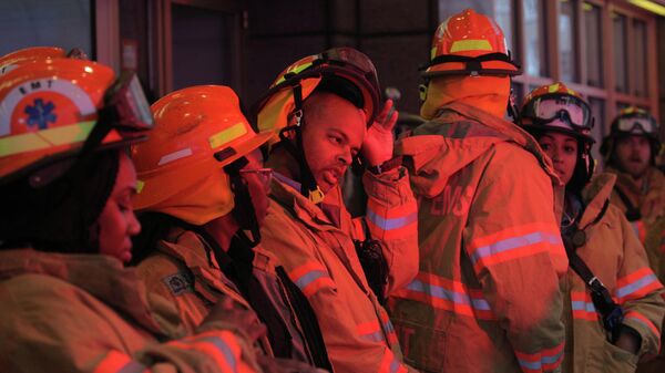 Пожарные службы работают возле места крушения вертолета в Нью-Йорке