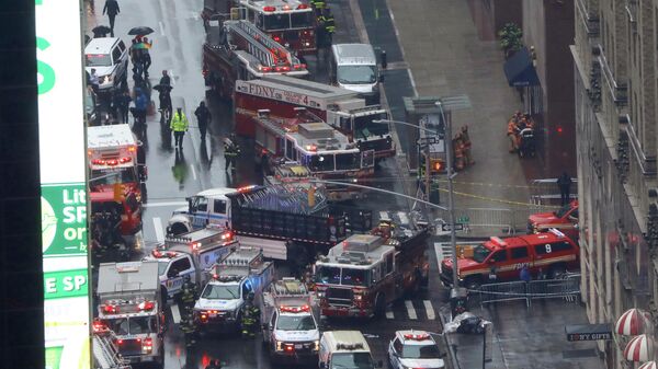 Пожарные службы возле места крушения вертолета в Нью-Йорке