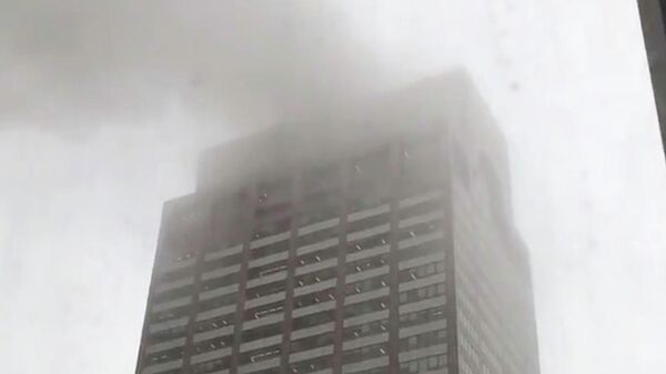 Дым в небе после столкновения вертолета со зданием в Нью-Йорке