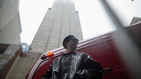Сотрудник полиции возле места крушения вертолета в Нью-Йорке