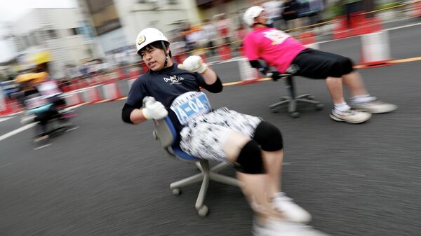 Участник гонки на офисных креслах в Японии