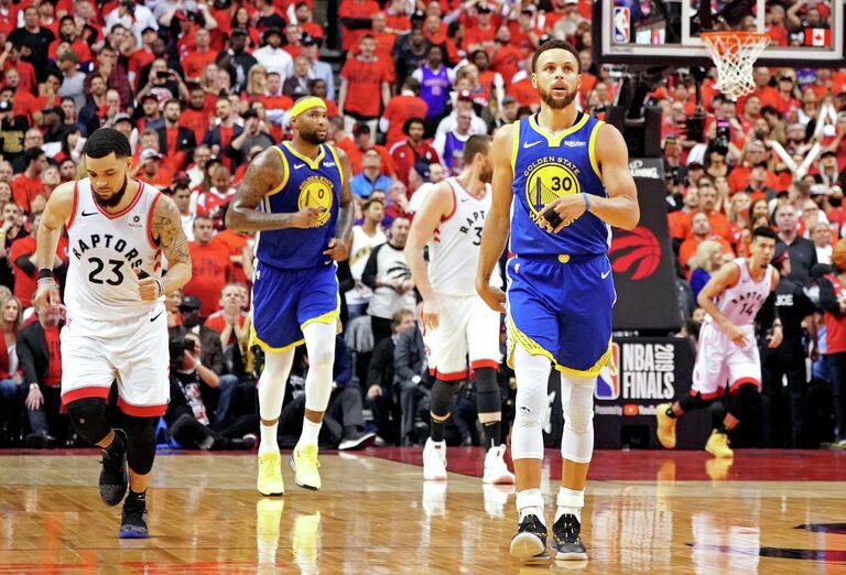 Стефен Карри (справа)