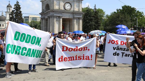 Участники митинга сторонников Демократической партии Молдавии в Кишиневе