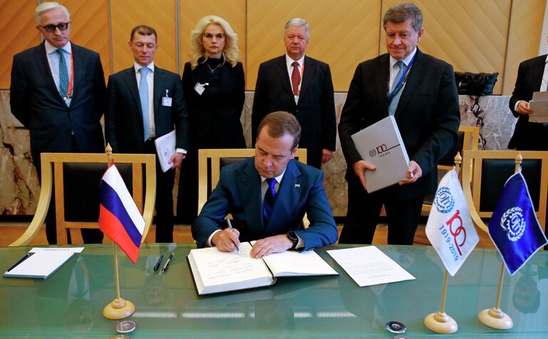 Председатель правительства РФ Дмитрий Медведев делает запись в книге почетных гостей Международной организации труда в Женеве. 11 июня 2019